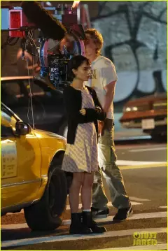 zoe-kravitz-austin-butler-film-night-scenes-for-caught-stealing-23