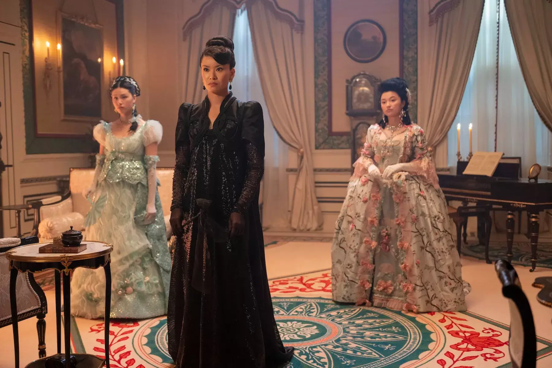 Bridgerton. (Da sinistra a destra) Isabella Wei nel ruolo di Posy Li, Katie Leung nel ruolo di Lady Araminta Gao, Michelle Mao nel ruolo di Rosamund Li nell'episodio 401 di Bridgerton. Cr. Liam Daniel/Netflix © 2025
LIAM DANIEL/NETFLIX