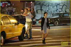 zoe-kravitz-austin-butler-film-night-scenes-for-caught-stealing-25